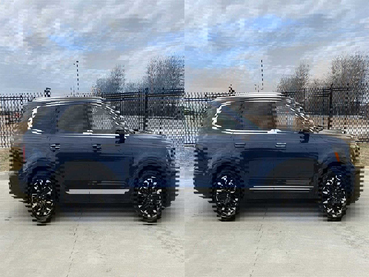 Used 2024 Kia Telluride SX w/ Towing Package image 3