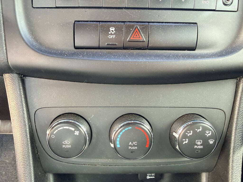 Used 2012 Dodge Avenger SE FWD image 16