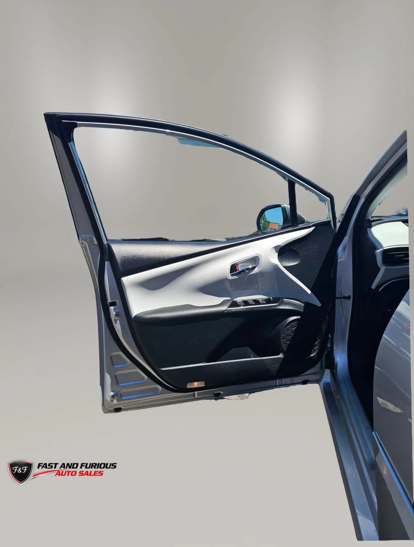 Used 2021 Toyota Prius Prime XLE w/ Carpet Mat Package (TMS) FWD image 12