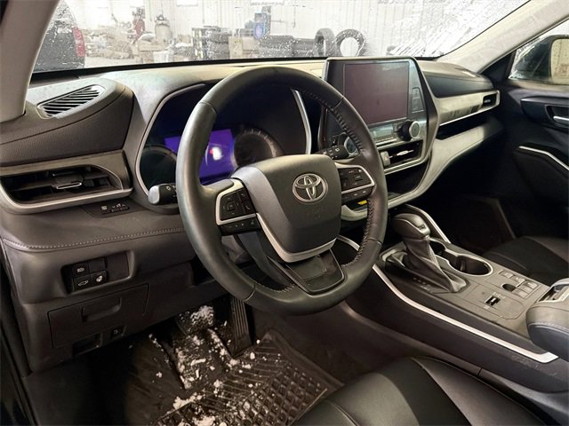 Used 2023 Toyota Highlander XLE image 8