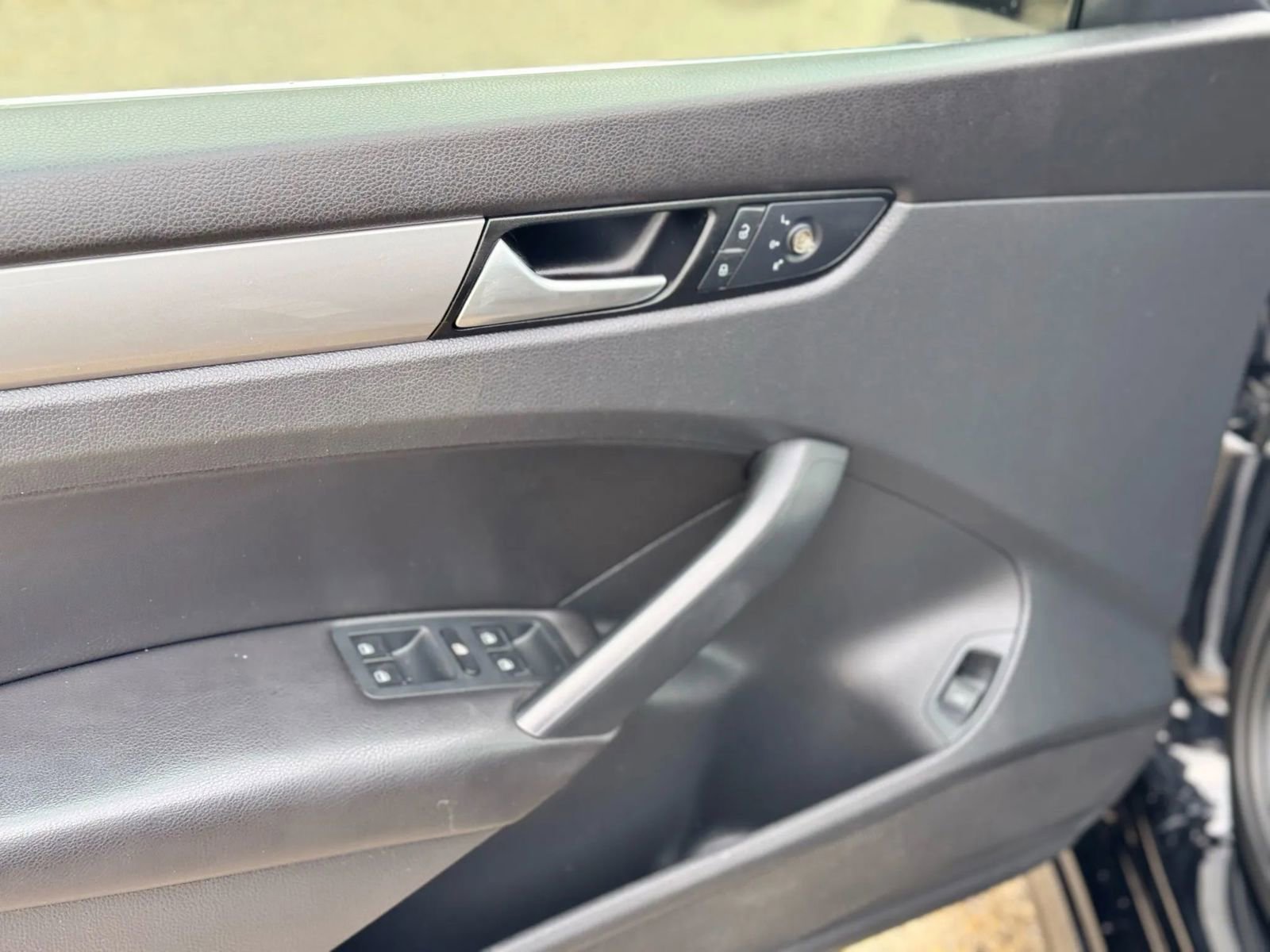 Used 2015 Volkswagen Passat 1.8T Limited Edition image 10