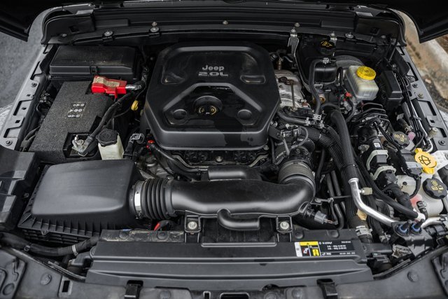 Used 2018 Jeep Wrangler Unlimited Sahara w/ Dual Top Group image 21