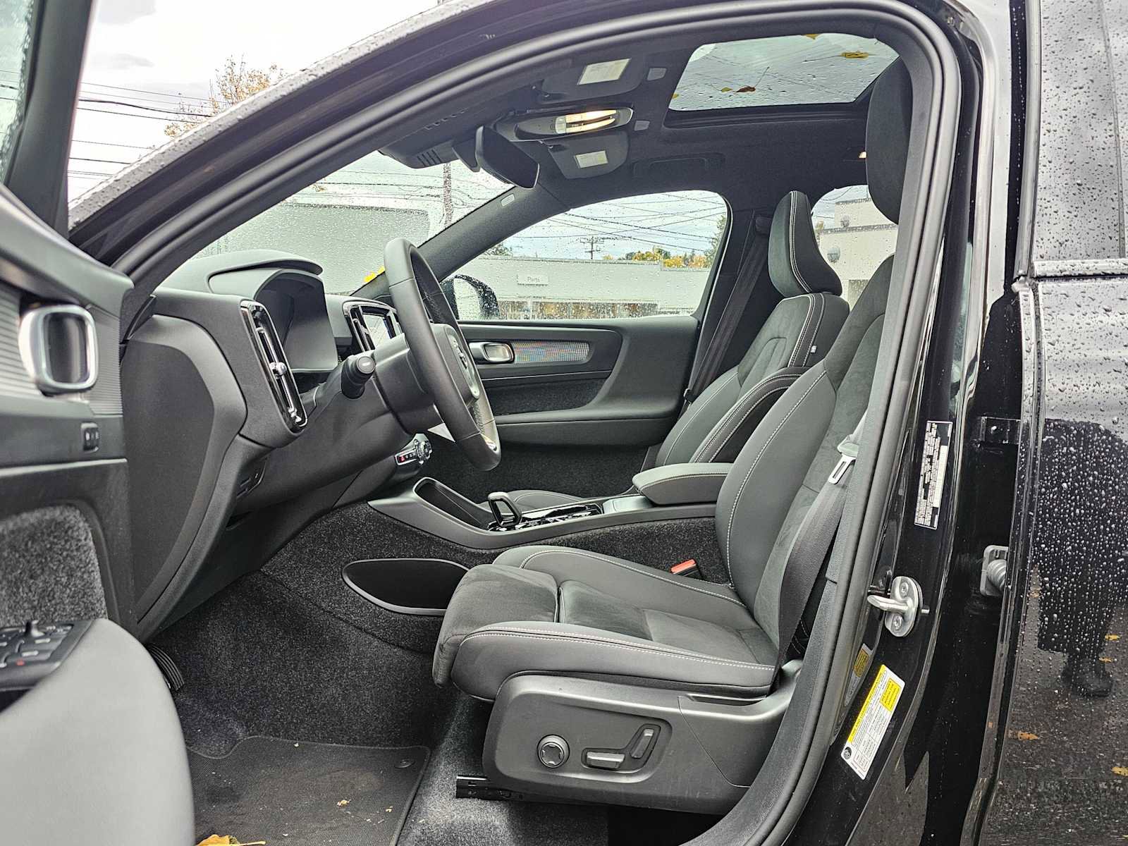 Certified 2025 Volvo XC40 B5 Plus image 19