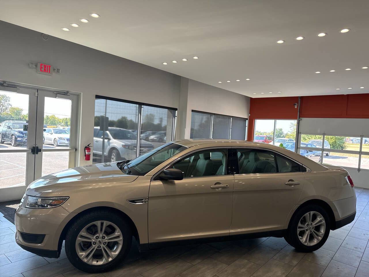 Used 2017 Ford Taurus SE image 8