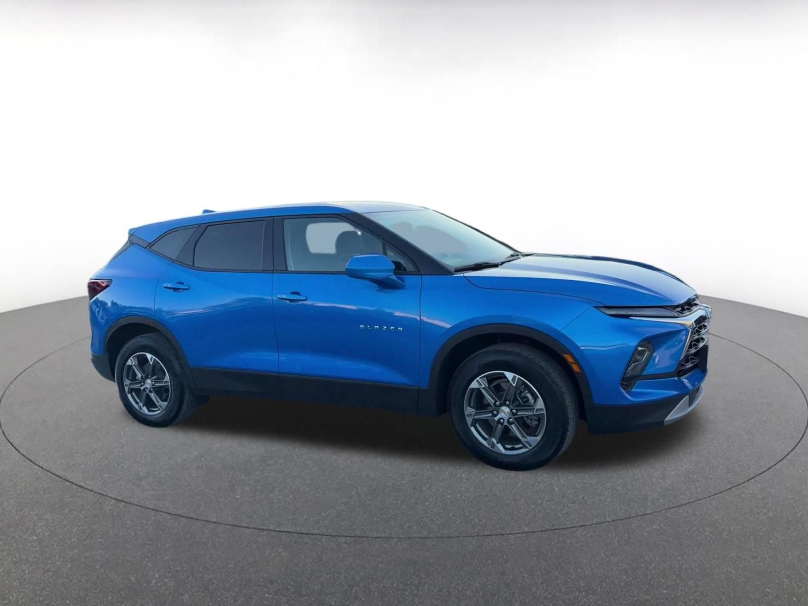 Used 2026 Chevrolet Blazer LT FWD image 2