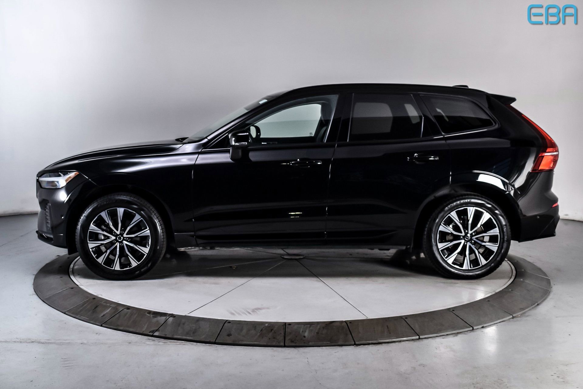 Used 2025 Volvo XC60 B5 Plus AWD/4WD image 3