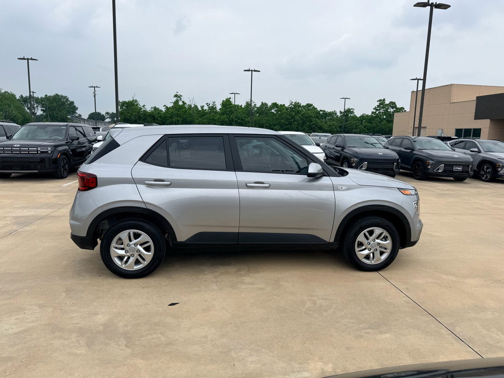 Used 2026 Hyundai Venue SE FWD image 4