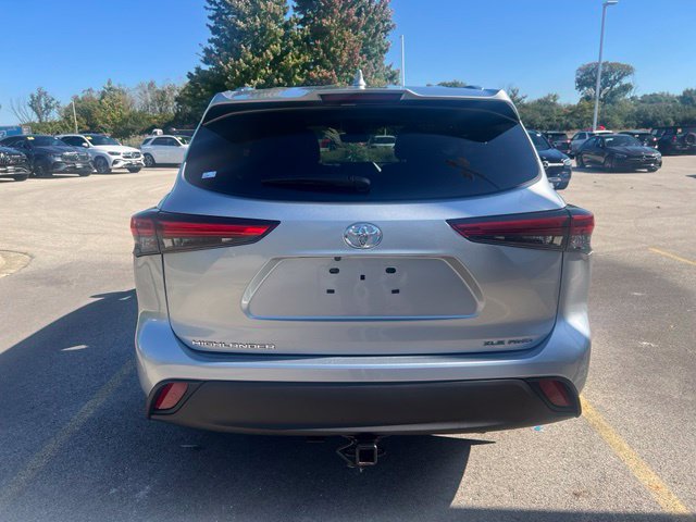 Used 2021 Toyota Highlander XLE AWD/4WD image 6