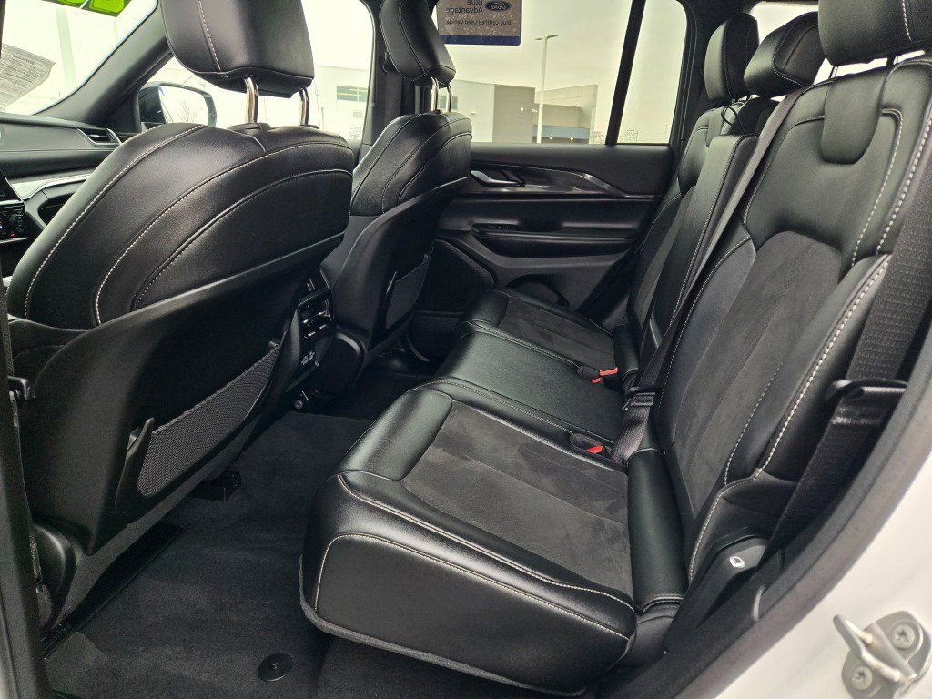 Used 2023 Jeep Grand Cherokee Altitude image 15