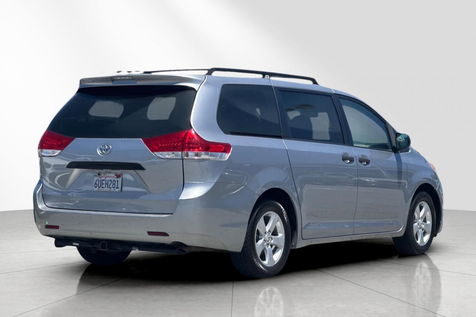 Used 2012 Toyota Sienna w/ Towing Pkg FWD image 4