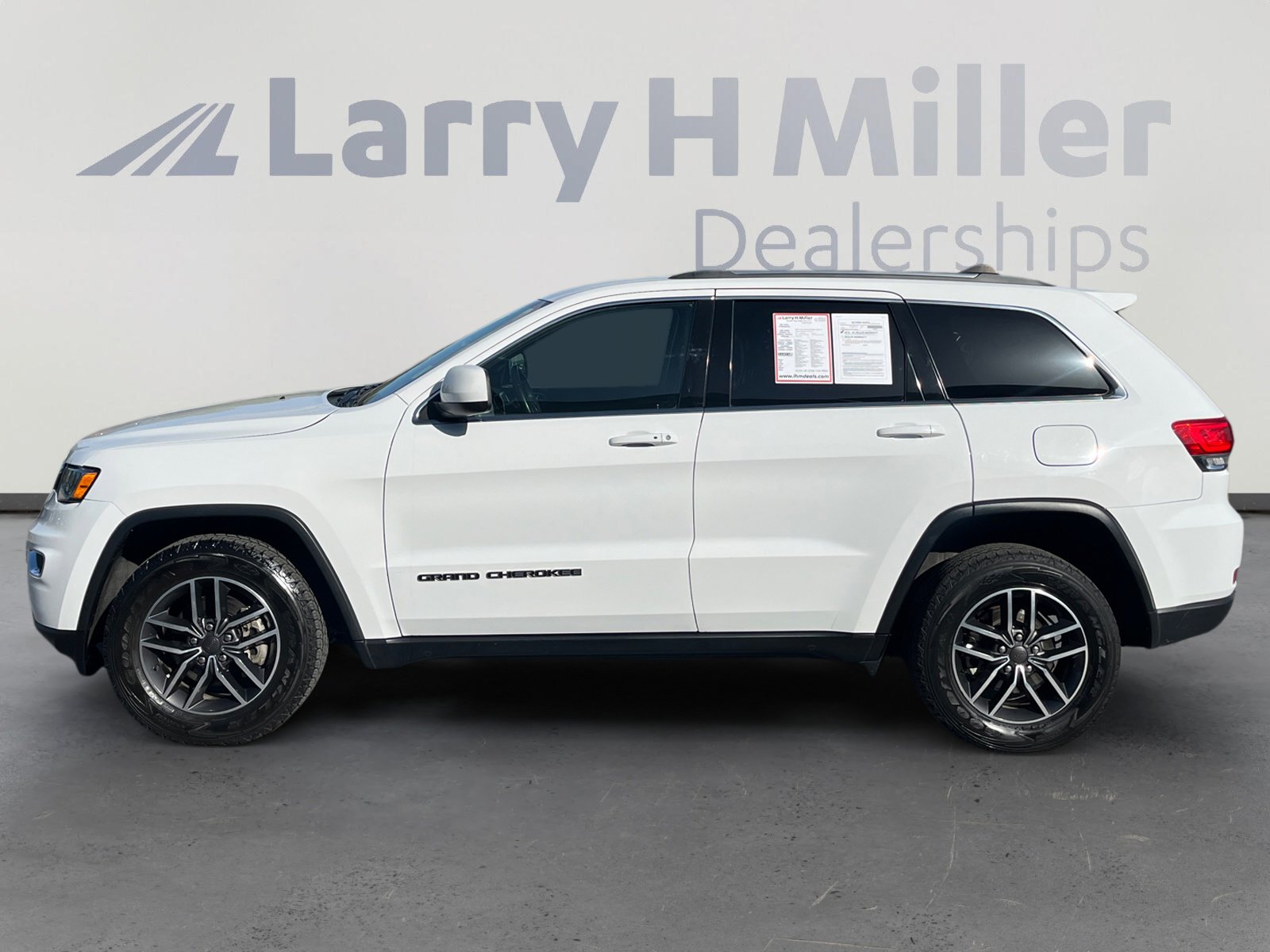 Used 2019 Jeep Grand Cherokee Laredo w/ 18" Wheel & 8.4" Radio Group image 2