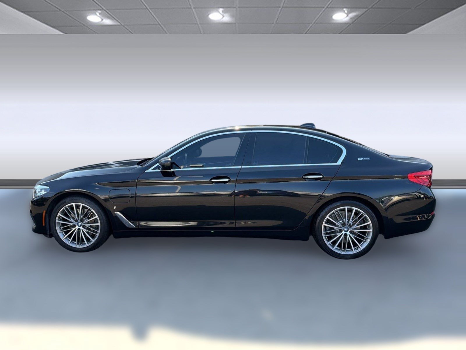 Used 2018 BMW 530e xDrive AWD/4WD image 2