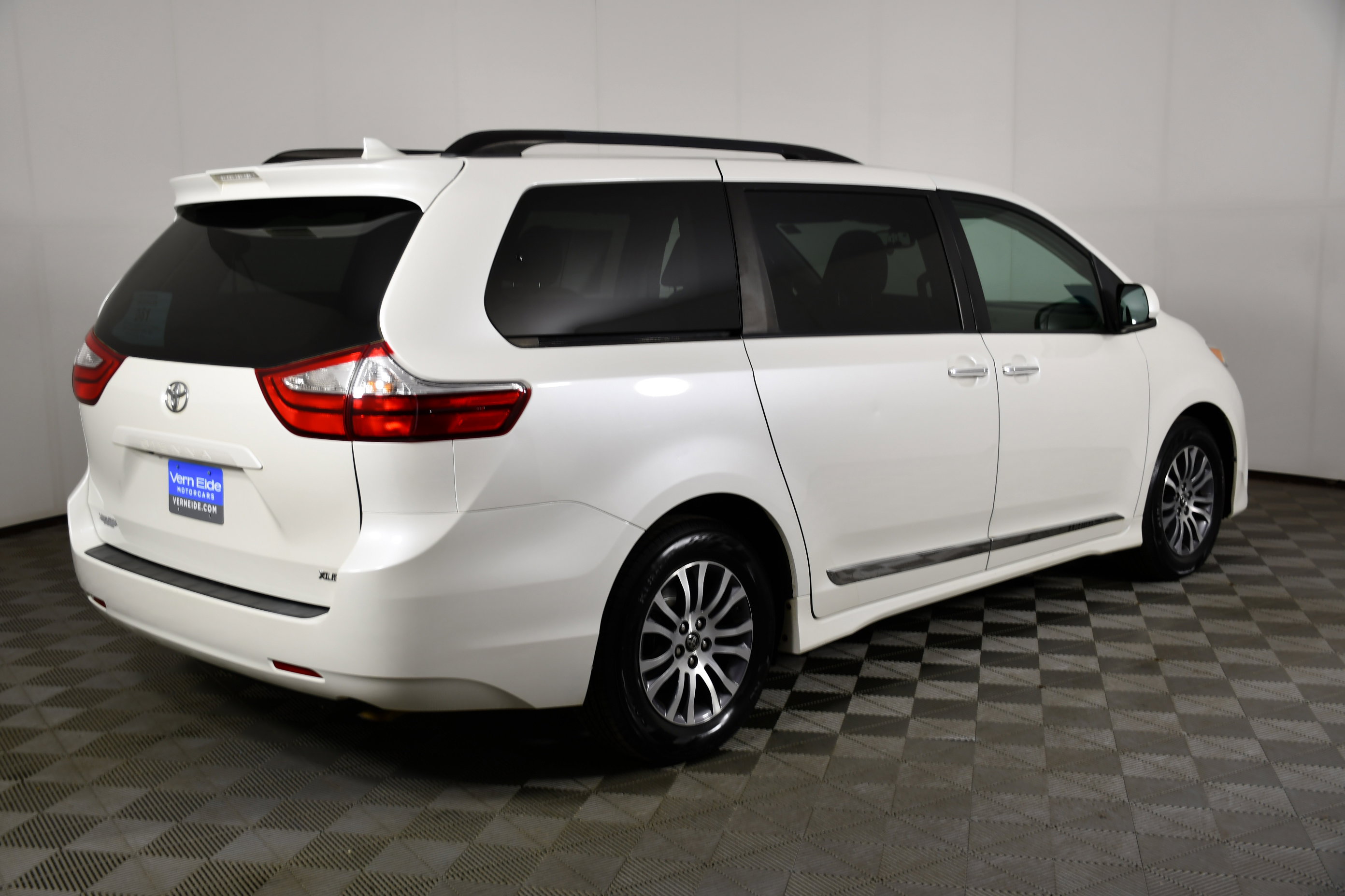 Used 2018 Toyota Sienna XLE FWD image 6