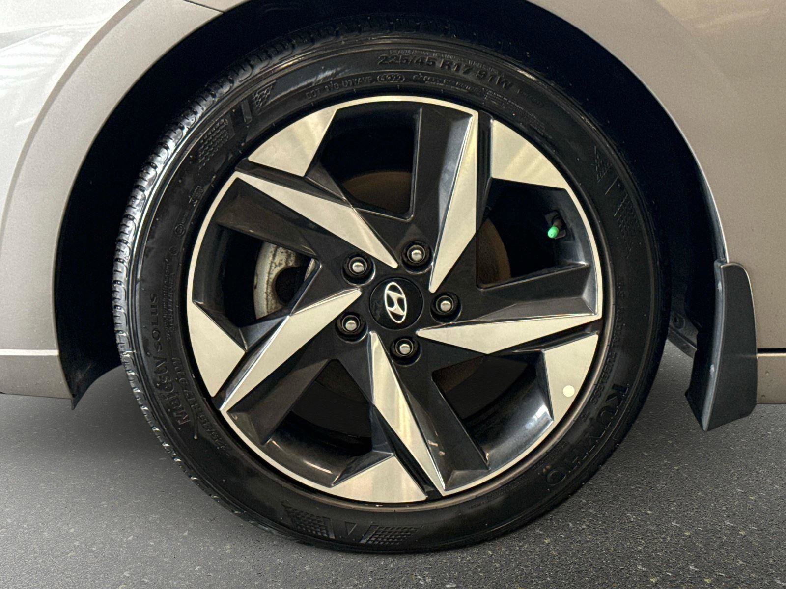 Used 2023 Hyundai Elantra Limited image 9