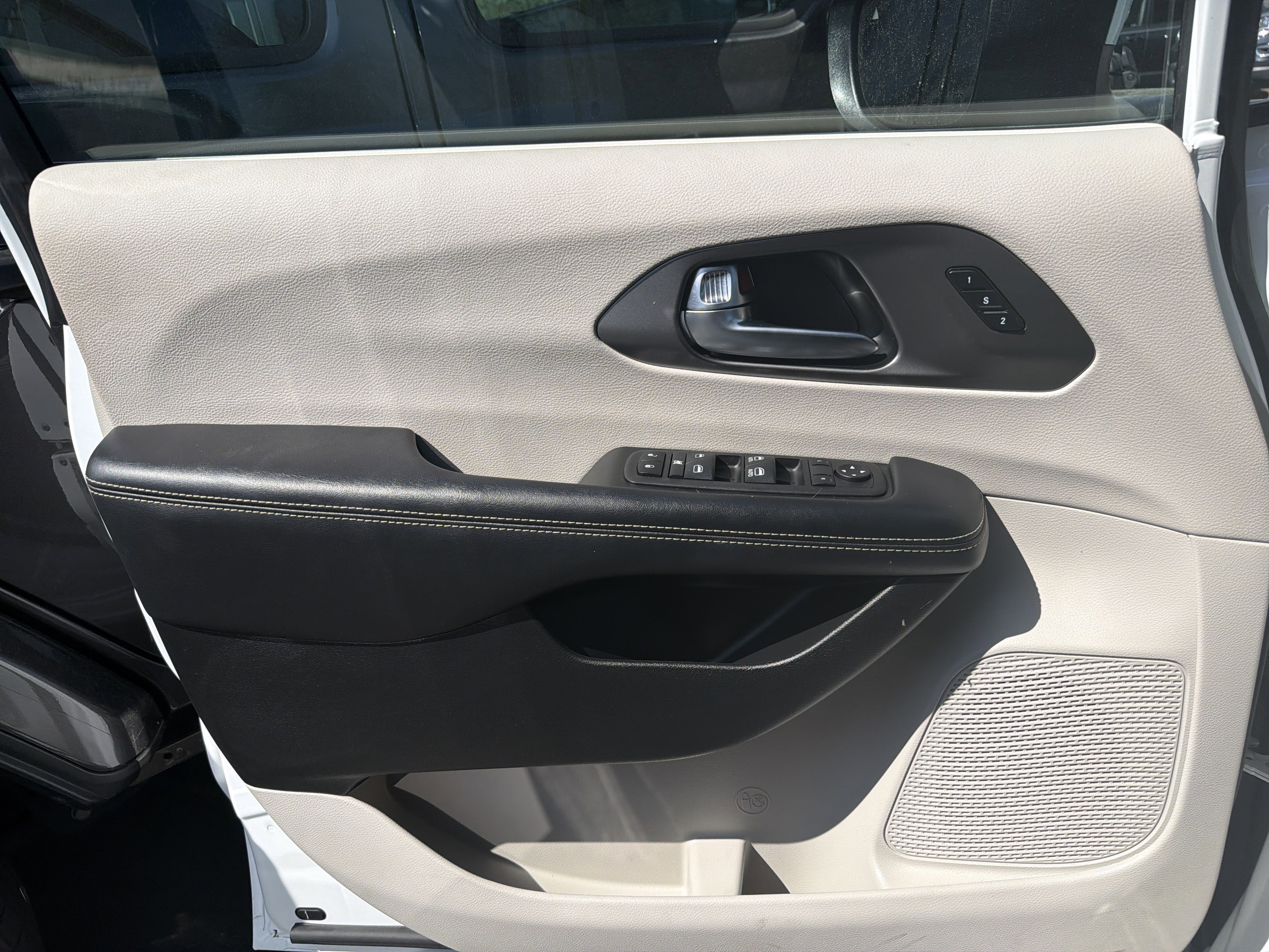 Used 2023 Chrysler Pacifica Touring-L image 31