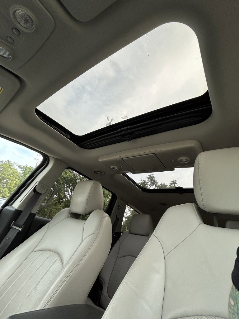 Used 2011 Chevrolet Traverse LTZ AWD/4WD image 13