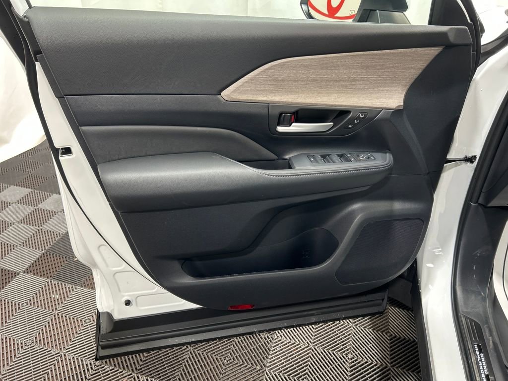 Used 2026 Toyota Grand Highlander Limited image 12