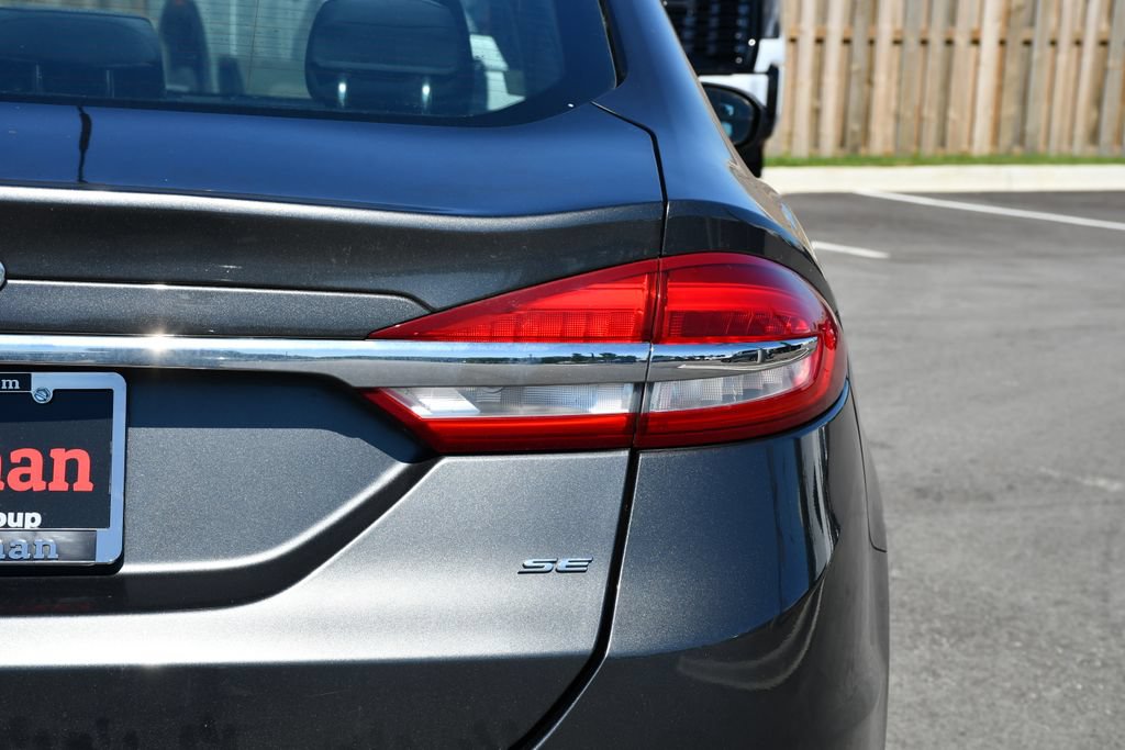 Used 2018 Ford Fusion SE w/ Fusion SE Technology Package FWD image 23
