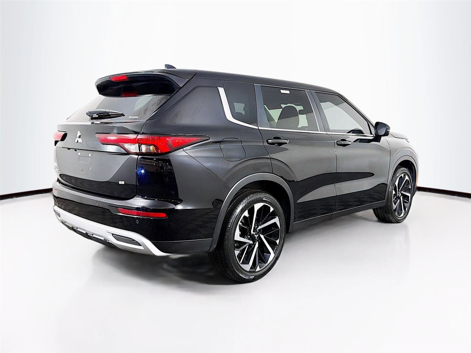 Used 2023 Mitsubishi Outlander SE image 7