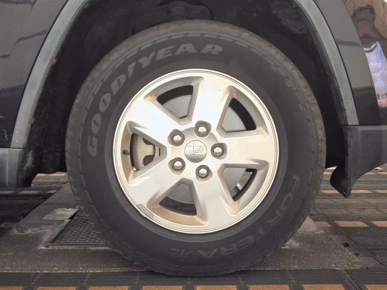 Used 2012 Jeep Grand Cherokee Laredo w/ Laredo E Group RWD image 10