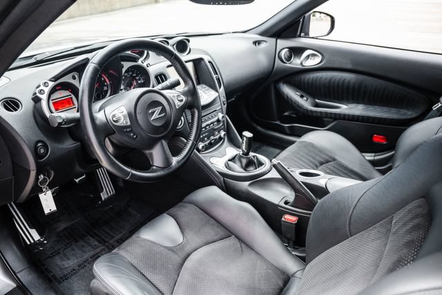 Used 2009 Nissan 370Z Touring RWD image 2