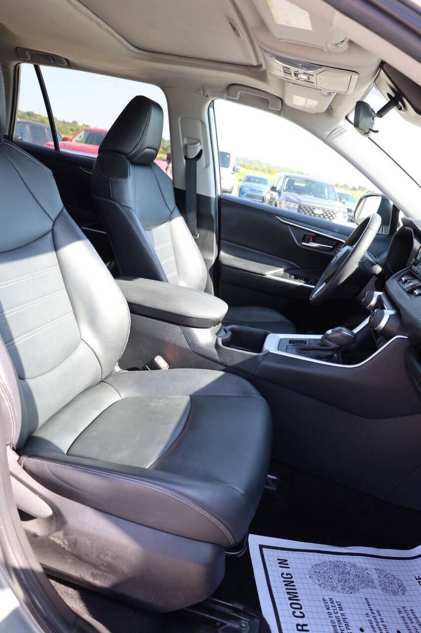 Used 2022 Toyota RAV4 XLE Premium AWD/4WD image 15