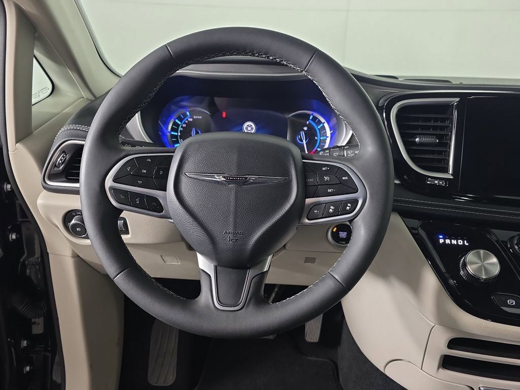 Used 2023 Chrysler Pacifica Touring-L FWD image 10