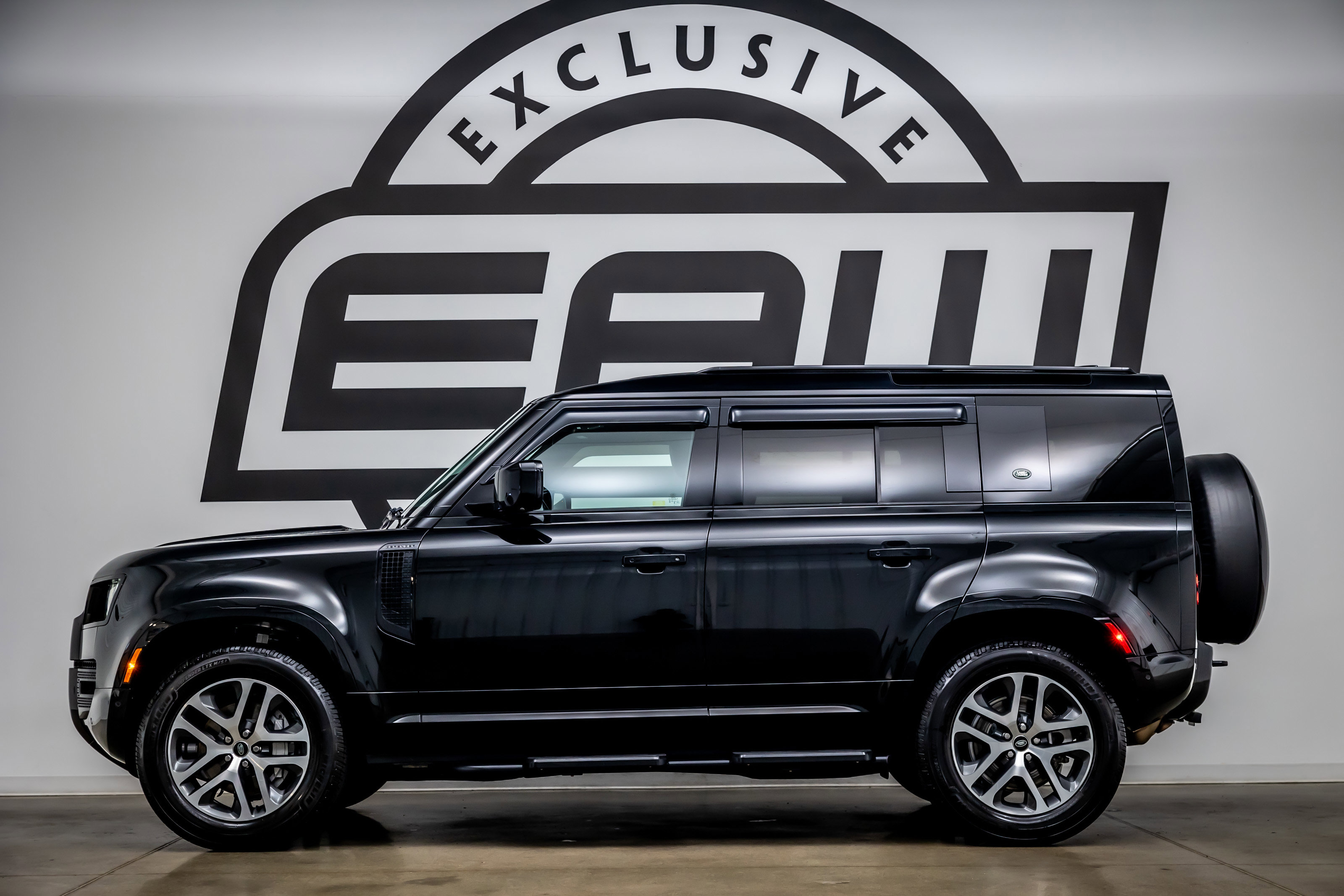 Used 2024 Land Rover Defender 110 X-Dynamic SE image 5