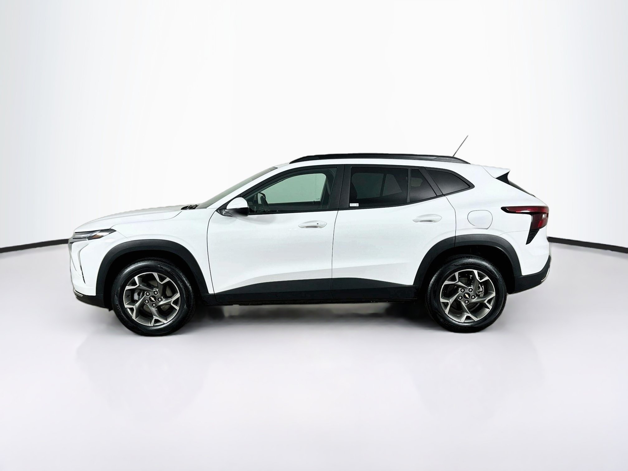 Used 2025 Chevrolet Trax LT w/ LT Convenience Package FWD image 4