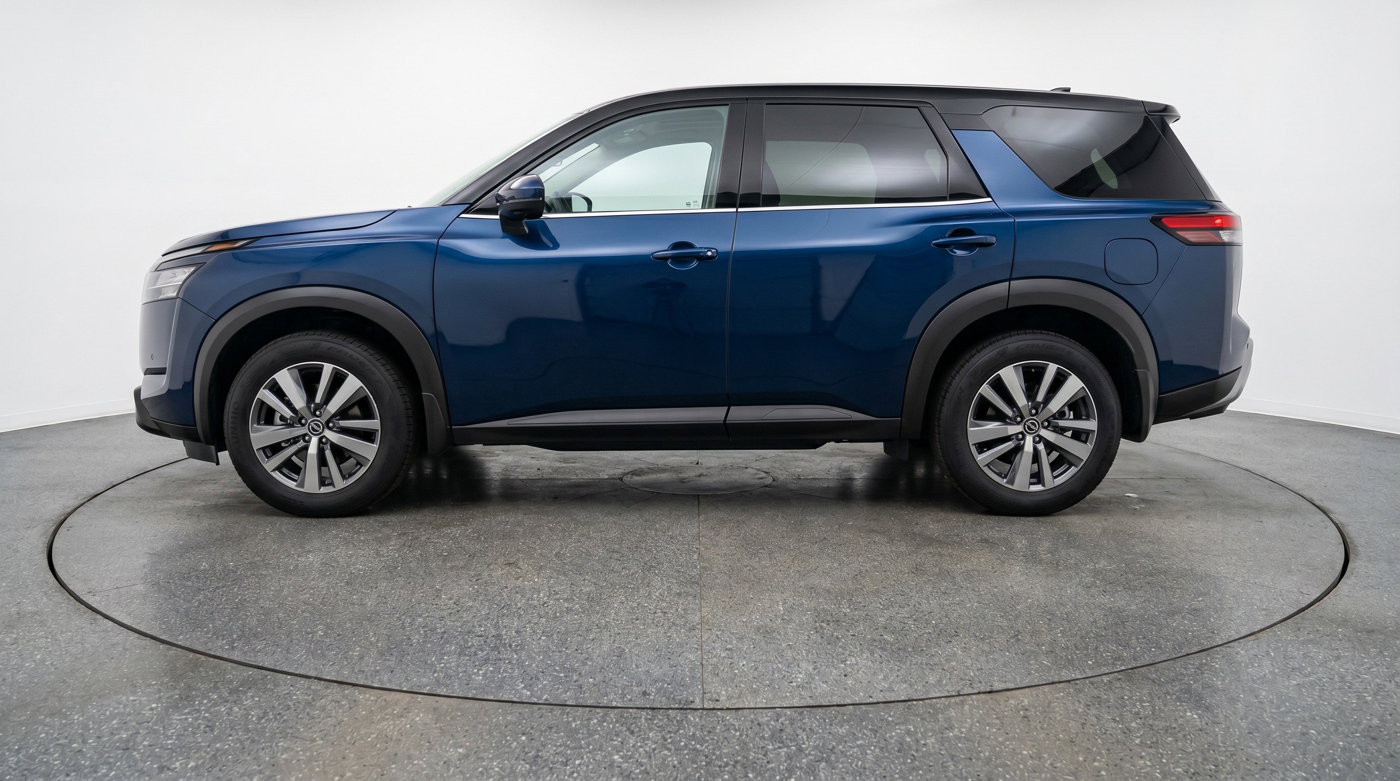 Used 2025 Nissan Pathfinder SV FWD image 5