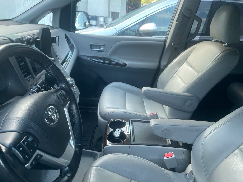 Used 2015 Toyota Sienna XLE w/ XLE Navigation Package FWD image 9