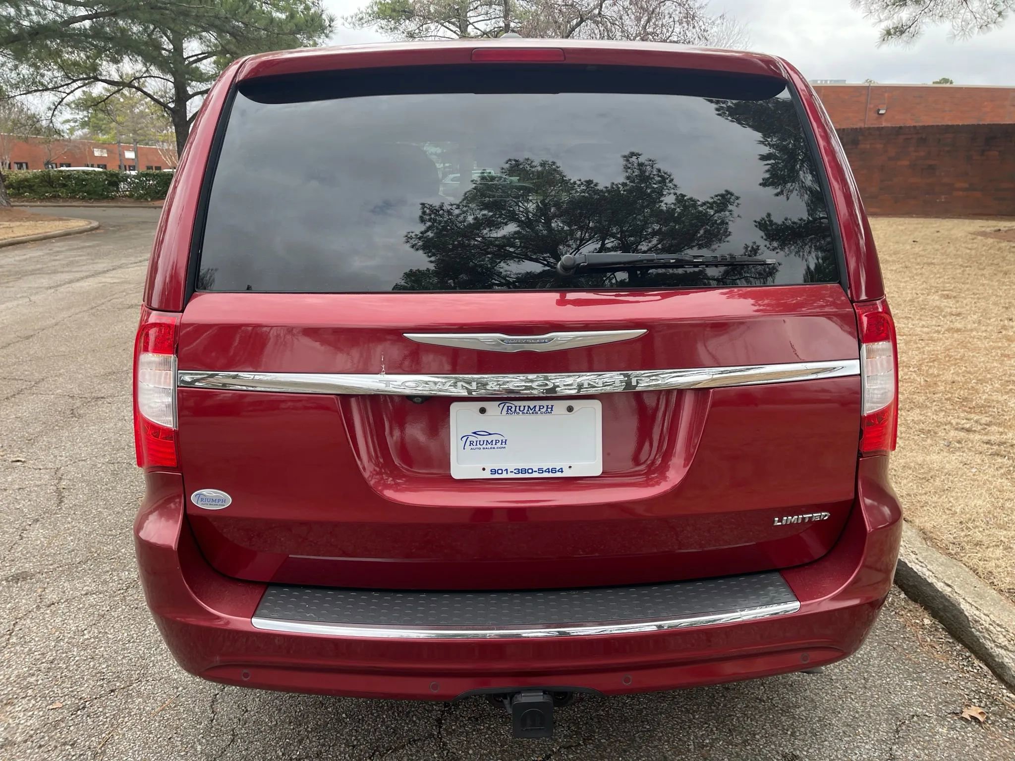 Used 2014 Chrysler Town & Country Limited w/ Luxury Group image 4