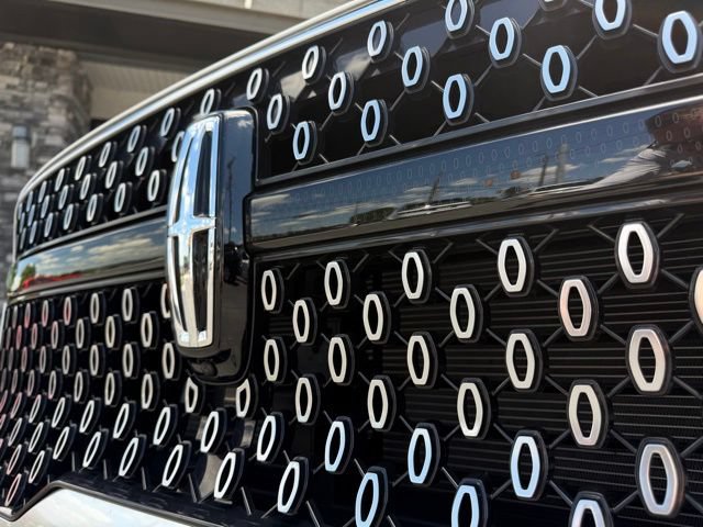Used 2025 Lincoln Navigator Reserve AWD/4WD image 23