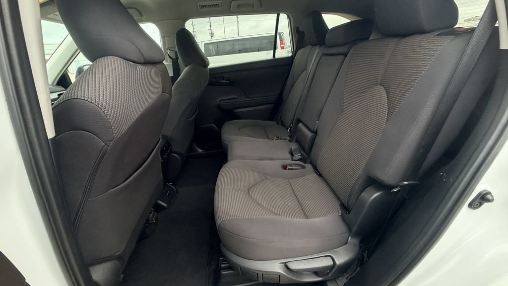 Used 2024 Toyota Highlander LE FWD image 28