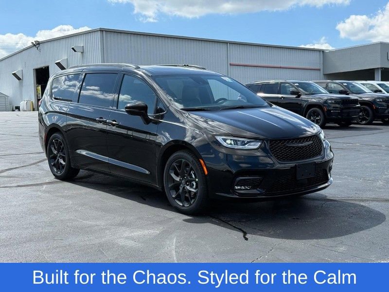 New 2026 Chrysler Pacifica Limited w/ S Appearance Package image 2
