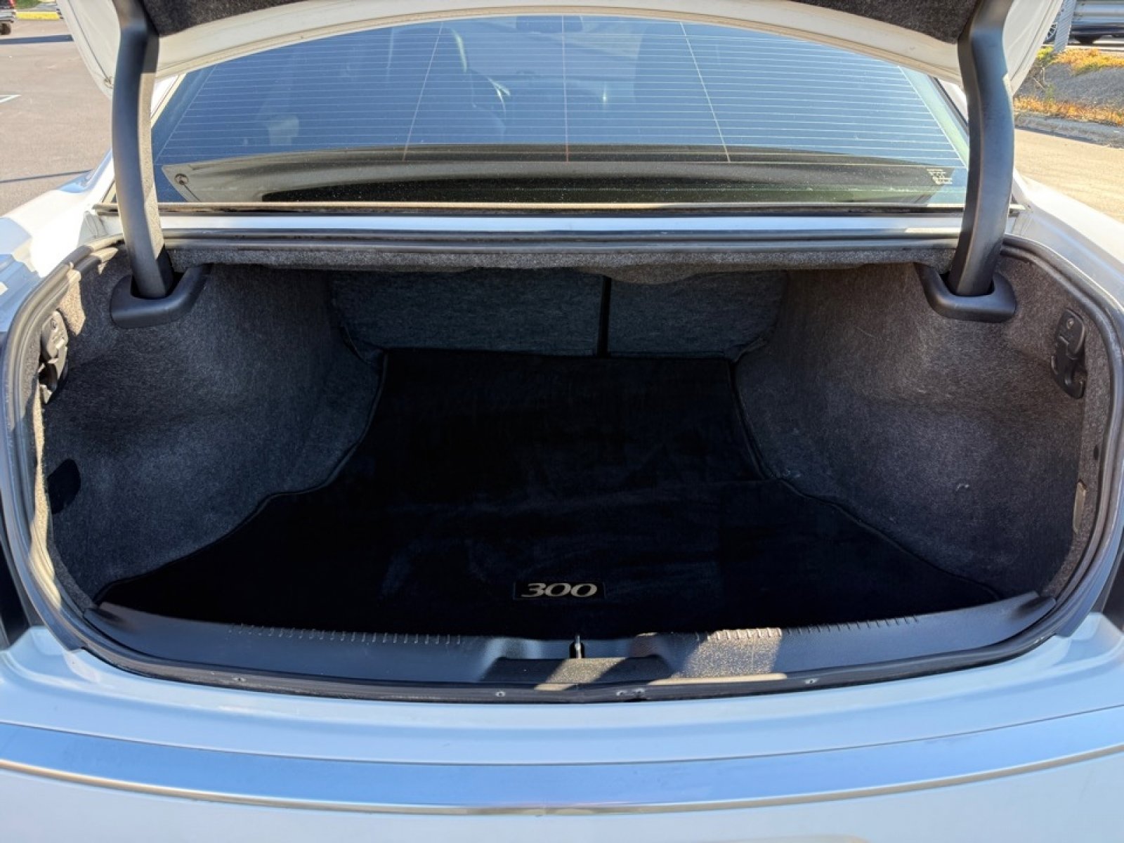 Used 2017 Chrysler 300 C Platinum image 35