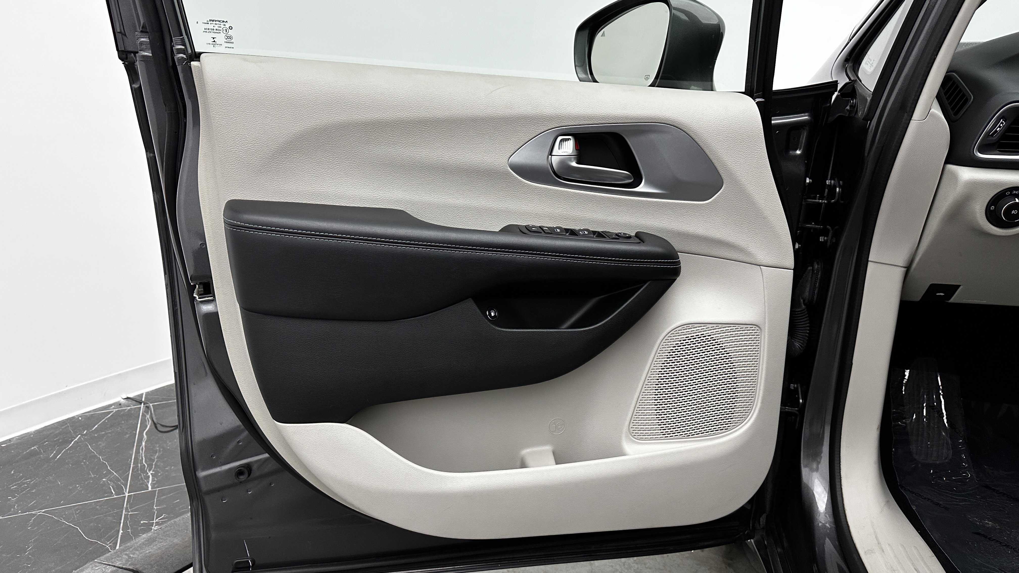 Used 2018 Chrysler Pacifica Touring-L image 10