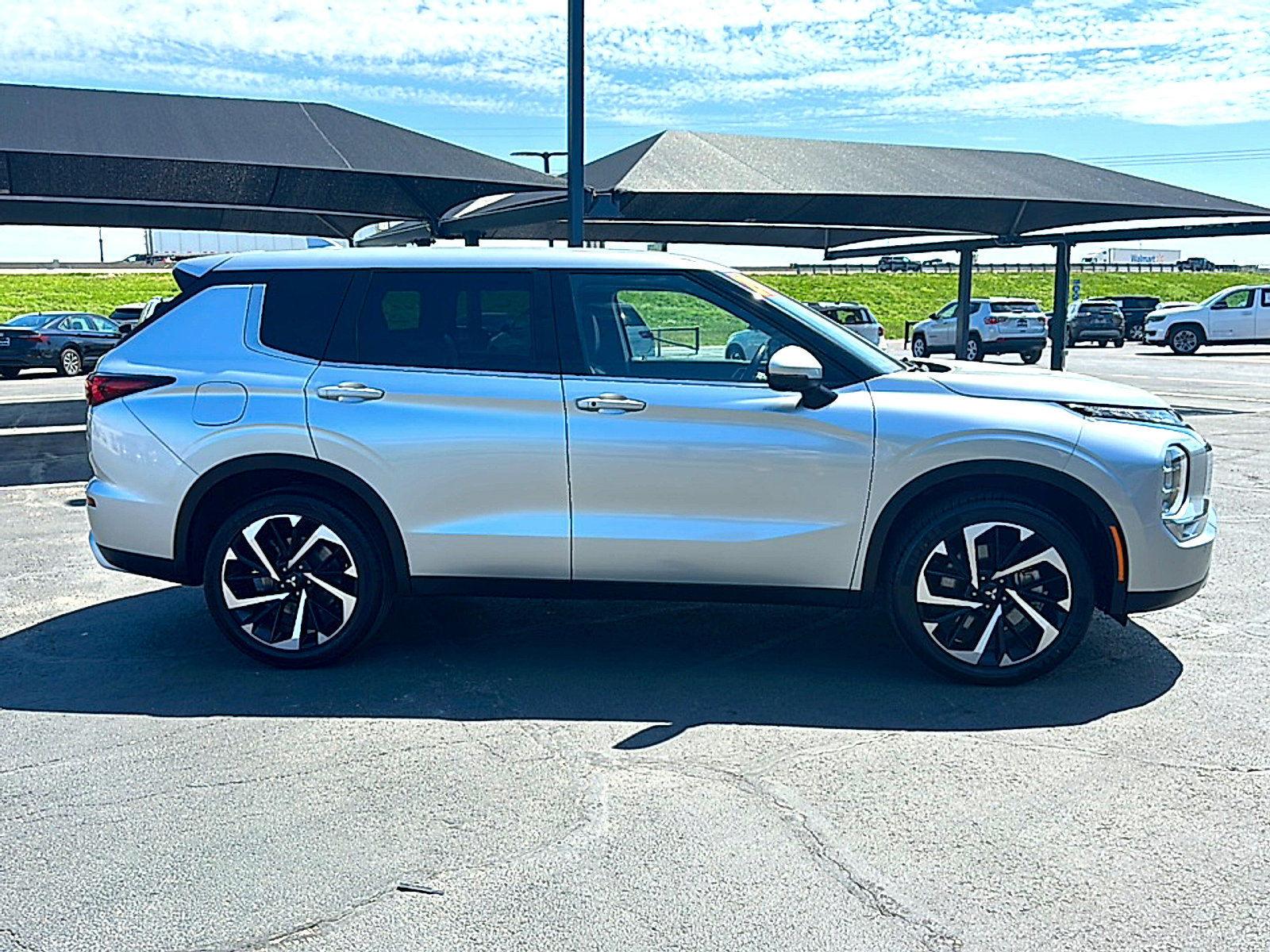 Used 2024 Mitsubishi Outlander SE image 9