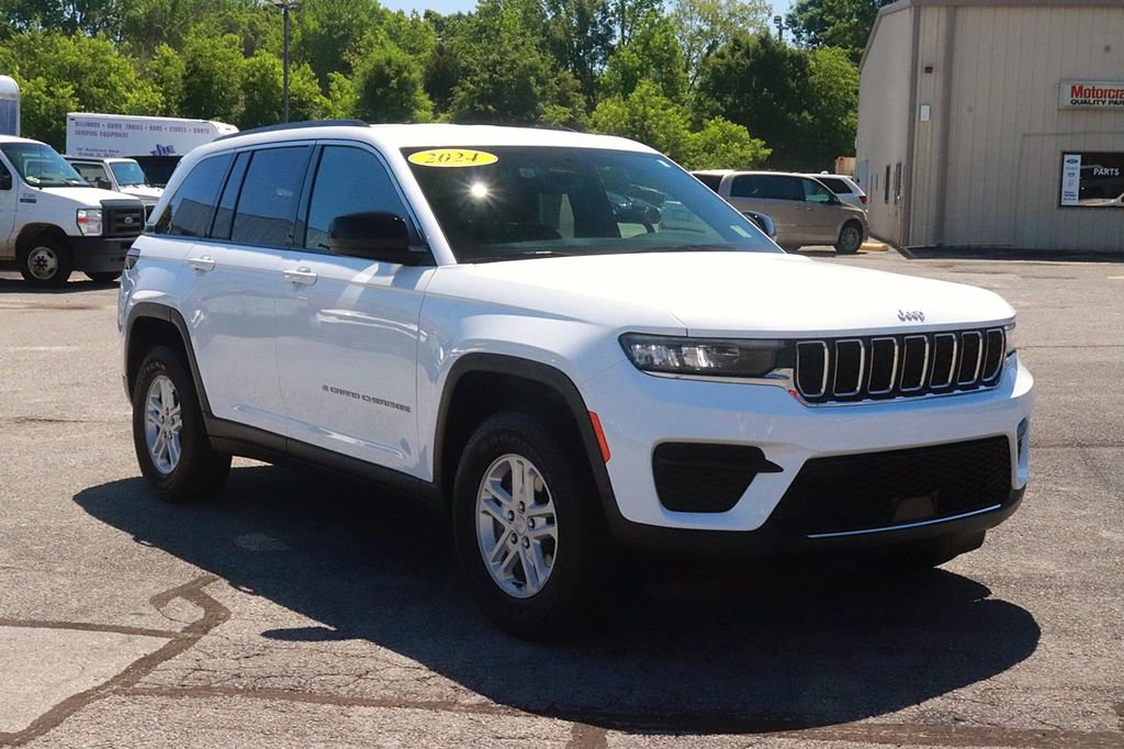 Used 2024 Jeep Grand Cherokee Laredo AWD/4WD image 3