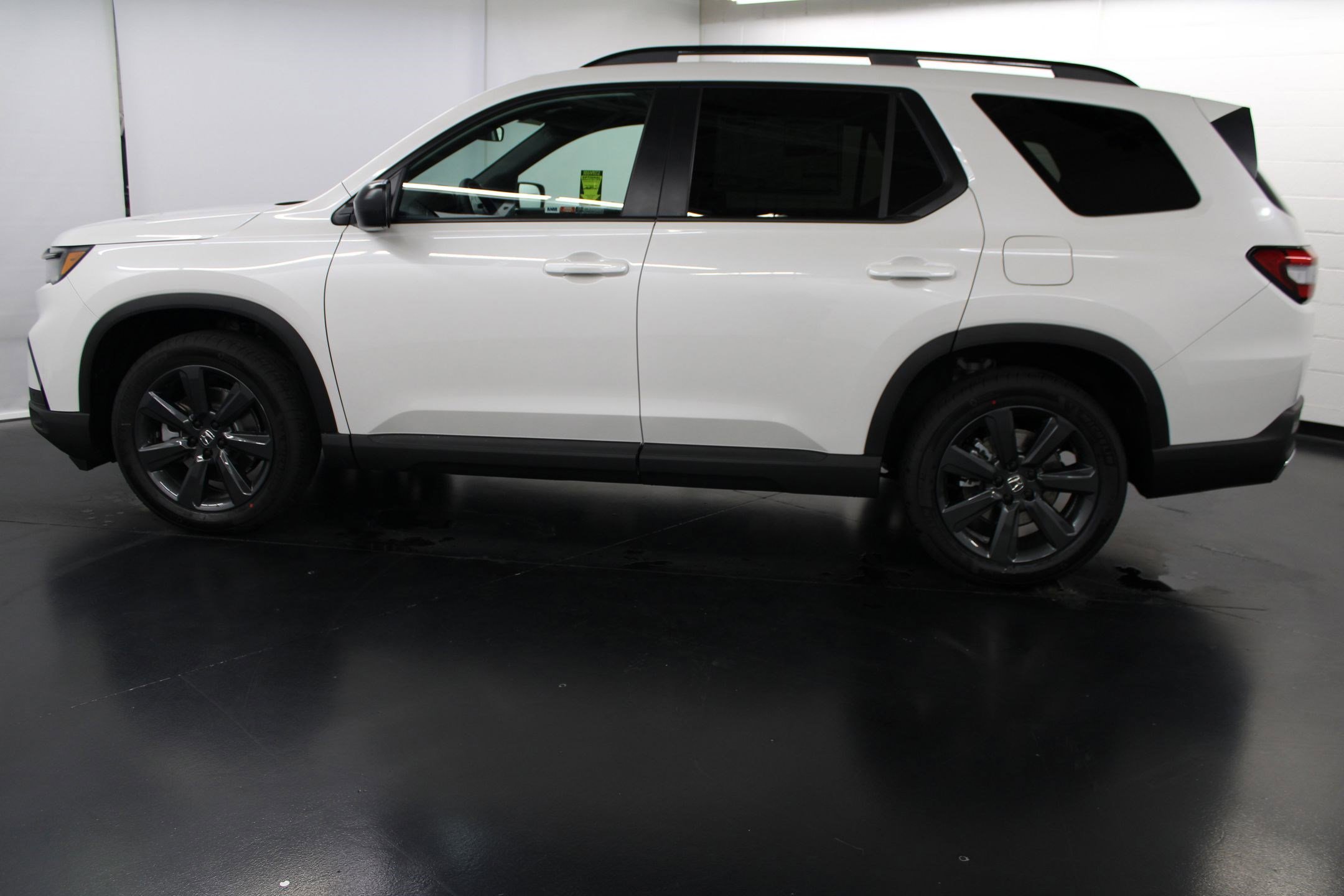 New 2025 Honda Pilot Sport image 2