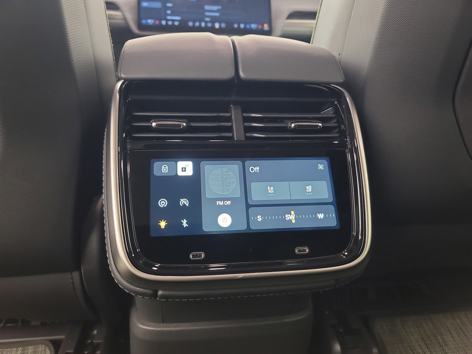 Used 2024 Rivian R1S Adventure image 30