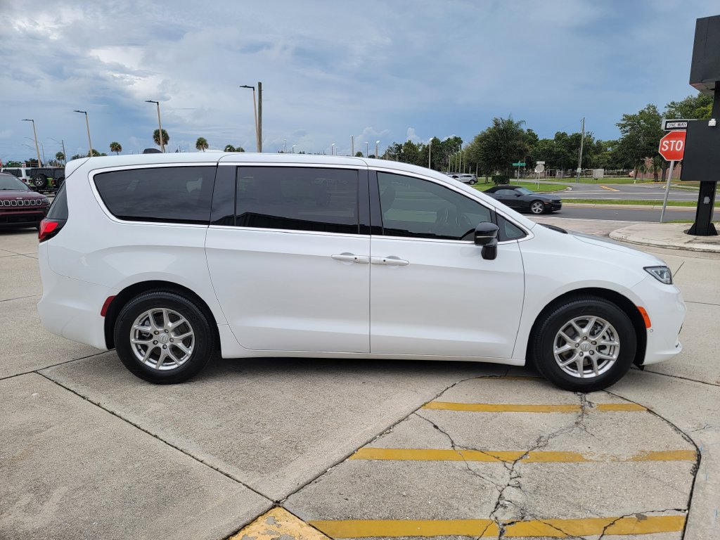 Used 2026 Chrysler Pacifica Select FWD image 6