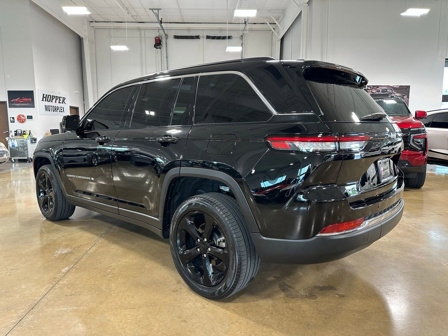 Used 2025 Jeep Grand Cherokee Limited AWD/4WD image 5