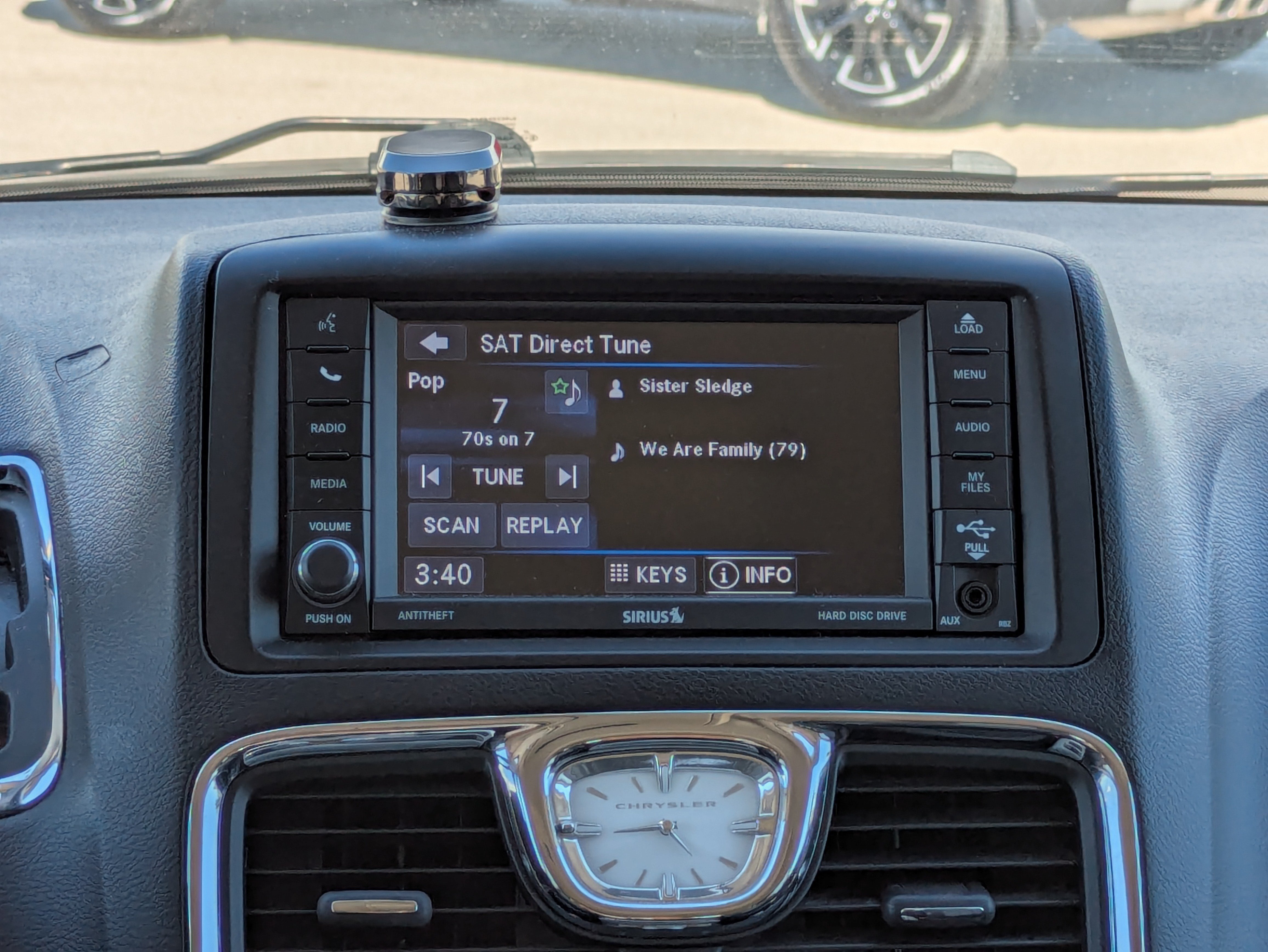 Used 2016 Chrysler Town & Country Touring FWD image 18