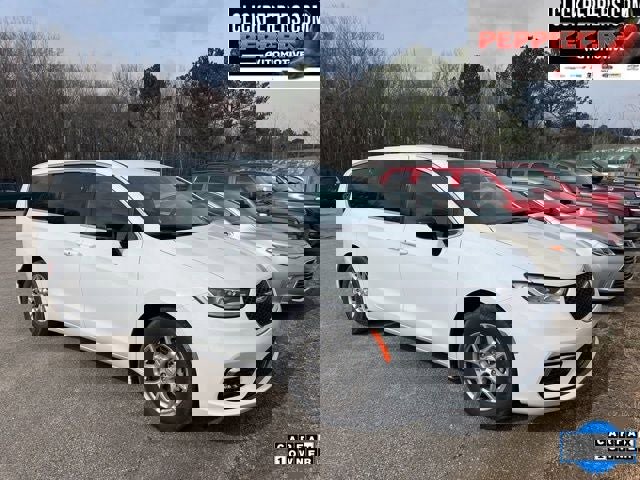 Used 2026 Chrysler Pacifica Select image 3