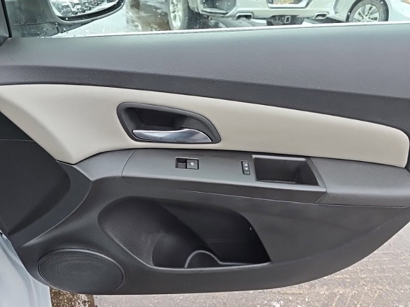 Used 2016 Chevrolet Cruze LT w/ Technology Package image 28