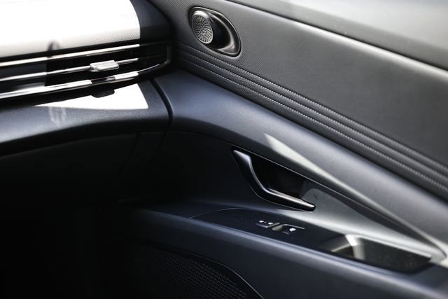 Certified 2025 Hyundai Elantra Limited FWD image 22