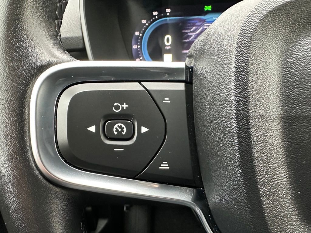 Used 2025 Volvo XC40 B5 Plus image 22