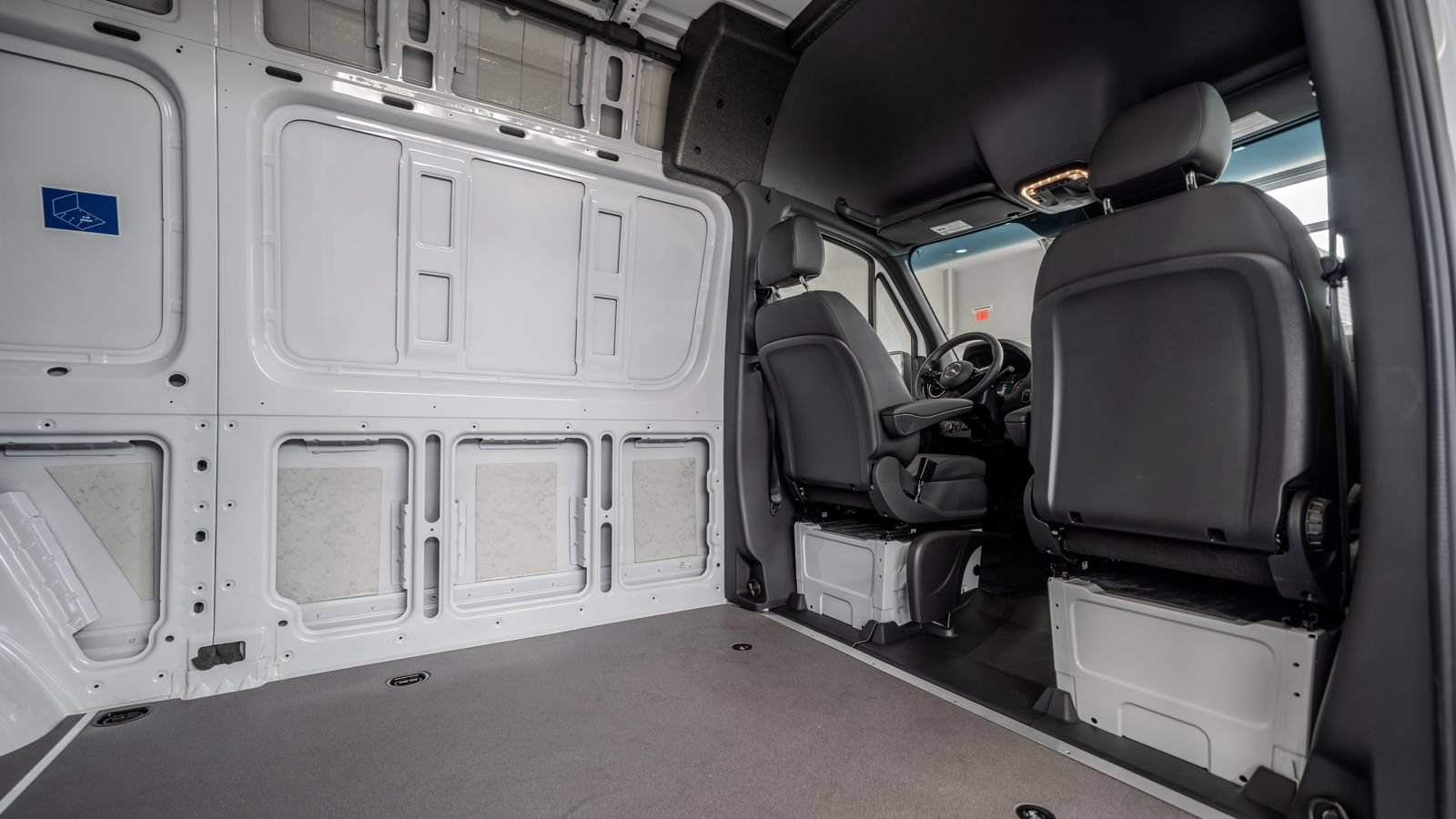 Used 2025 Mercedes-Benz Sprinter 2500 image 32