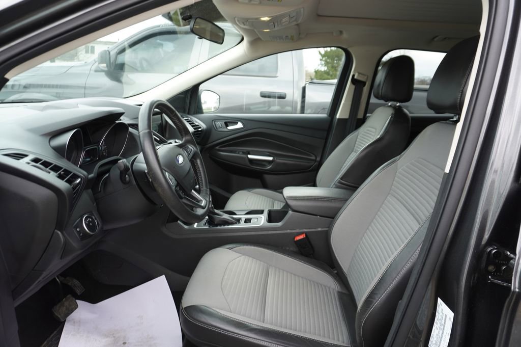 Used 2017 Ford Escape SE w/ Equipment Group 201A image 2